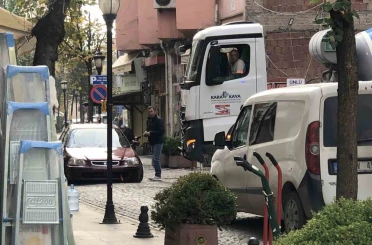Ters yönden gelen plakasız otomobil ambulansın ilerlemesini engelledi 