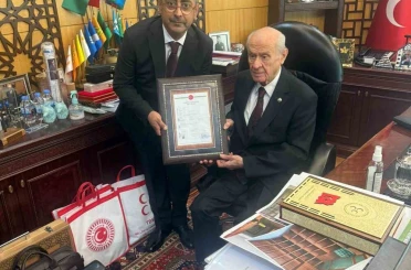 Teşkilat binasının tapusunu Genel Başkan Devlet Bahçeli’ye takdim ettiler