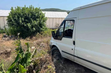 Ticari araç, çıkmaz sokağa girdi bahçeye düşmesine ramak kaldı 