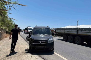 Ticari araç ile çarpışan otomobil bahçeye devrildi: 2 yaralı 