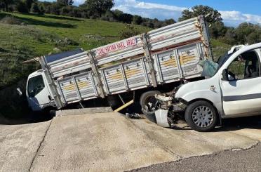 Ticari araçla kamyonet çarpıştı; 2’si ağır, 5 yaralı