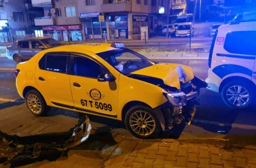 Ticari taksi ile otomobil kazaya karıştı 