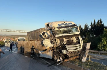 Tır başka bir tıra arkadan çarptı, yol trafiğe kapandı 