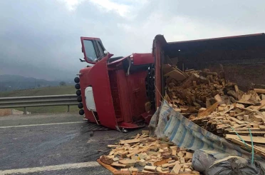 Tır devrildi: Bursa yolu ulaşıma kapandı 