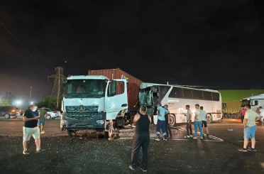 Tır ile işçi servisi çarpıştı: 12 yaralı 