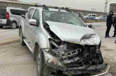 Tır ile kamyonetin çarpışması sonucu 1 kişi yaralandı