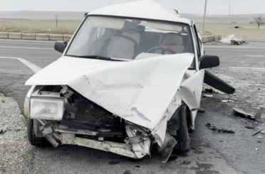 Tır ile otomobilin çarpışması sonucu 2'si bebek 5 kişi yaralandı