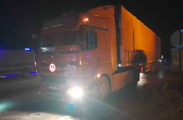 Tır ile ticari taksi çarpıştı: 1 yaralı 