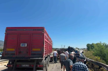 Tır ile traktör çarpıştı: 1 yaralı 