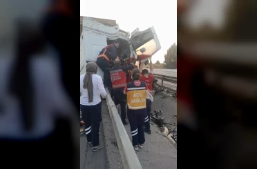 Tır önce akaryakıt istasyonu duvarına sonra refüje çarptı: 1 ölü, 1 yaralı 