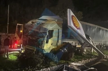 Tır önce yön tabelasına çarptı ardından akaryakıt istasyonuna girdi 
