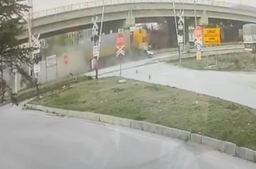 Tır otomobile çarptı: 1 ölü