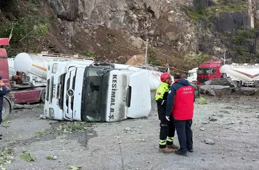Tır parkında yamaçtan kopan dev kaya parçaları can aldı
