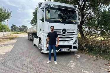 Tır şoförü ve eşi, evlatlarının cinsiyetini tırlarla düzenlenen partide öğrendi 