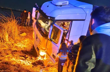 Tır tarlaya uçtu: 2 yaralı 