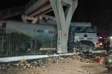 Tır üst geçide çarptı: 1 yaralı
