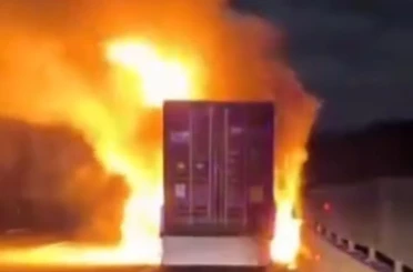 Tır üzerindeki konteyner alev alev yandı 