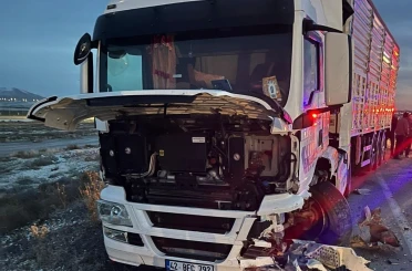 Tır ve otomobilin çarpışmasında 1 kişi yaralandı