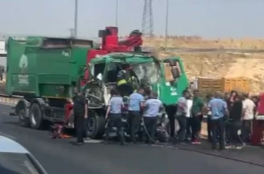 Tıra arkadan çarpan çöp kamyonunun sürücüsü ağır yaralandı 