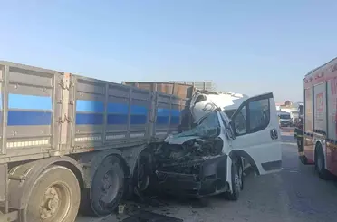 Tıra çarpan minibüs hurdaya döndü: 1 yaralı
