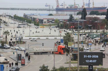 Tırdan trafiği tehlikeye düşüren hareket 