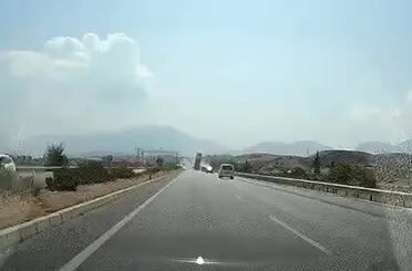 Tırın açık unutulan tırı dorsesi, EDS levhasını yerinden söktü