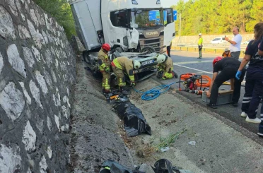 Tırın altına giren otomobil kağıt gibi ezildi: 1 yaralı 