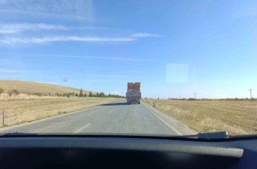 Tırın taşıdığı tuğlalar ile tehlikeli yolculuğu kamerada 