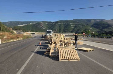 Tırın üzerinden yola savrulan ahşap paletler sürücülere zor anlar yaşattı 