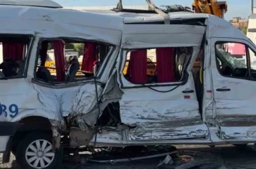 Tırla çarpışan işçi servisi devrildi: 8 yaralı 