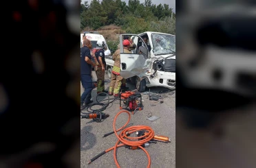Tırla çarpışan kamyonet hurdaya döndü: 3 yaralı 