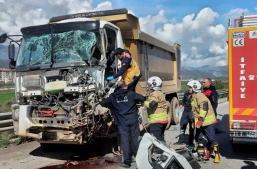 Tırla çarpışan kamyonun sürücüsü yaralandı 
