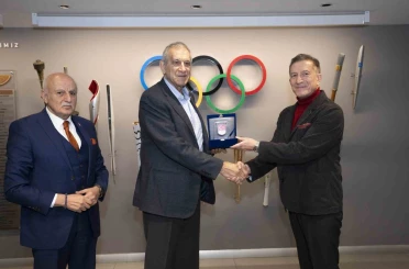 TMOK Anma ve Onurlandırma Komisyonu’ndan, Jülide Sonat’a ödül 