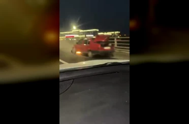 Tofaş marka otomobil köprünün üzerinde alev aldı 