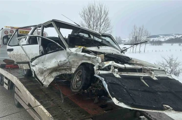 Tofaş otomobil karşı istikametteki otomobil ile çarpıştı: 1 ölü, 2 yaralı 