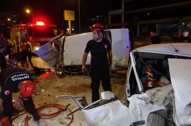 Tofaşlar kafa kafaya çarpıştı, ortalık savaş alanına döndü: 4 yaralı 