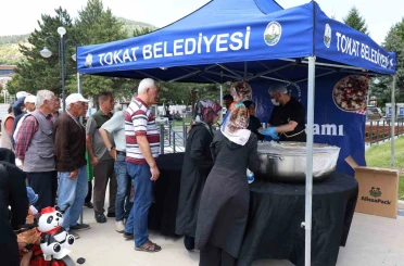 Tokat Belediyesi’nden 12 bin kişiye aşure ikramı 