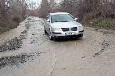 Tokat’ta köy yolları eriyen karlar nedeniyle su altında kaldı 