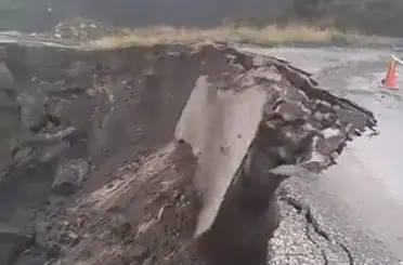 Tokat’ta sağanak sonrası köy yolu çöktü, çökme anı kamerada
