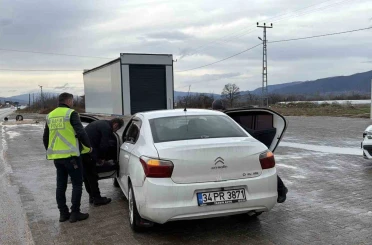 Tokat’ta uygulama noktasında bir araçta kaçak göçmen yakalandı 