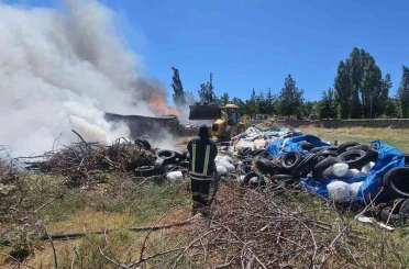Tomarza’da lastik yangını ekiplerin hızlı müdahalesi ile söndürüldü 