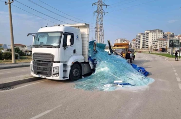Tonlarca ağırlıktaki cam yola saçıldı 