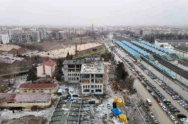 Tonlarca yükü metrelerce yükseklikte adeta iğne deliğinden geçiriyorlar 