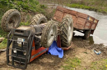 Toprak yolda devrilen traktörün altında kalan sürücü hayatını kaybetti 