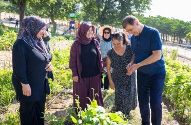 Toprakla buluşan kadınların hasat sevincine Başkan Tugay da ortak oldu 