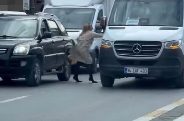 Topuklu ayakkabısıyla aracından inip servistekilere saldırdı 