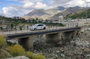 Tortum Şelalesi girişindeki köprü tehlike saçıyor 