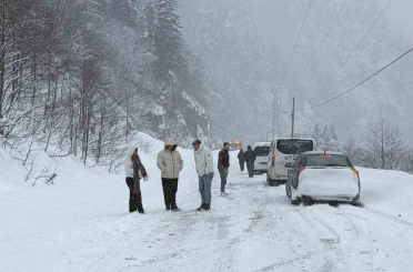 Trabzon-Bayburt karayolu Tilkibeli mevkiinde çığ 