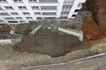 Trabzon’da istinat duvarı çöktü, 9 katlı bina zarar gördü 