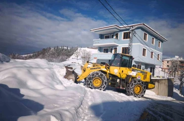 Trabzon’da karla mücadele çalışmaları sürüyor 